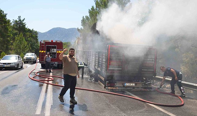 Antalya'da briket yüklü tırın dorsesi alev aldı