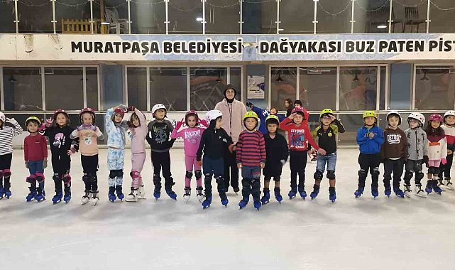 Antalya'da buz paten pisti meraklılarını bekliyor