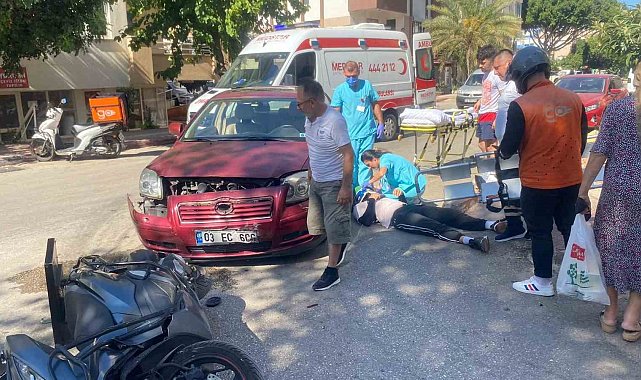 Antalya'da kurye motosikletten fırlayarak yaralandı: O anlar kamerada