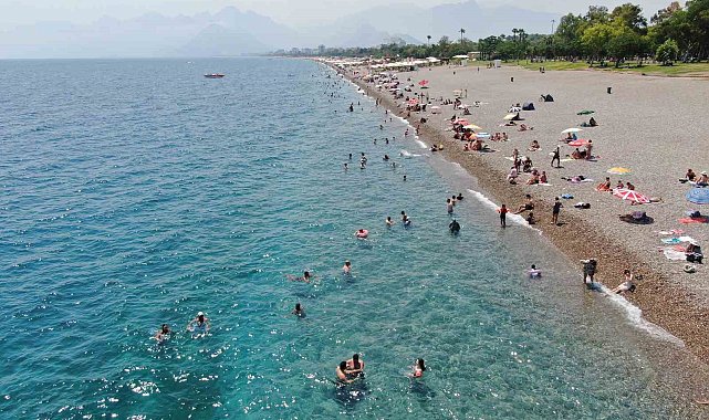Antalya'da nem yüzde 80'i buldu, sahiller doldu
