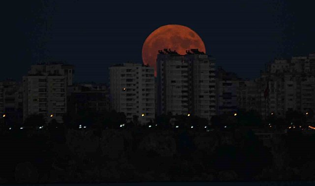 Antalya'da Süper Ay manzarası hayran bıraktı