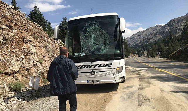 Antalya'da yolcu otobüsünün bariyerlere çarptığı kaza ucuz atlatıldı