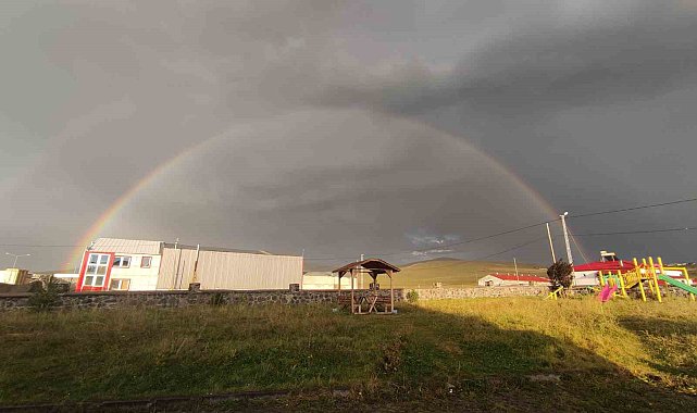 Ardahan'da sağanak yağış sonrası oluşan gökkuşağı hayranlıkla izlendi
