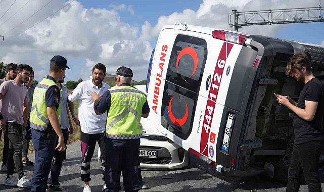 Arnavutköy'de hastaya giden ambulans ışıklarda bekleyen otomobilin üzerine devrildi