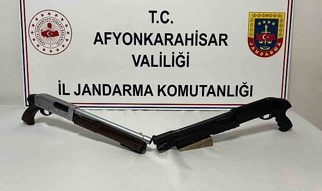 Asker eğlenesinde havaya ateş ederken yakalandılar