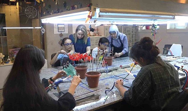 Atık cam şişeler, genç yeteneklerin ellerinde sanat eserine dönüşüyor