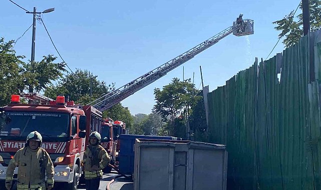 Avcılar'da hurda deposu alev alev yandı