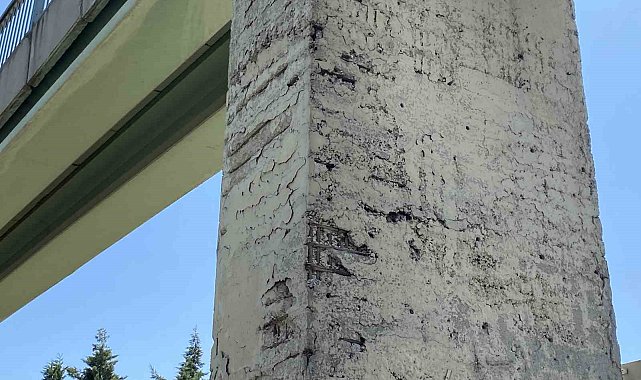 Avcılar'da TEM otoyolu üzerindeki üst geçit tehlike saçıyor