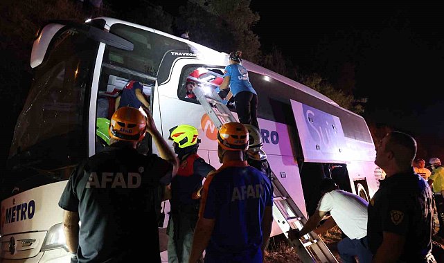 Aydın'da kontrolden çıkan yolcu otobüsü yan yattı: 1 ölü, 10 yaralı