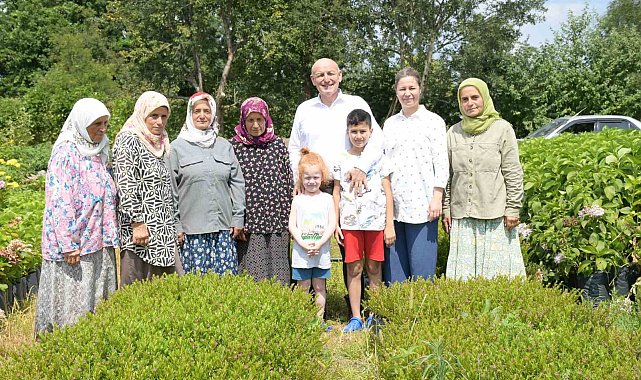 Aynı evde yaşayan 7 kız kardeş yüzlerce çeşit süs bitkisi yetiştiriyor