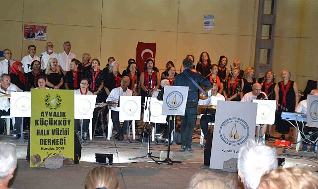 Ayvalık - Küçükköy Halk Müziği'nin konserine ilgi yoğun oldu