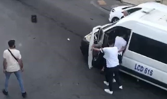 Bağcılar'da yol verme kavgası dehşeti: Servis şoförüne tekme ve yumruklarla saldırdılar