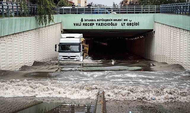 Bahçelievler Recep Yazıcıoğlu altgeçidini su bastı araçlar mahsur kaldı