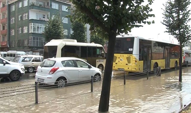 Bahçelievler'de yolu su bastı araçlar ilerlemekte zorluk yaşadı
