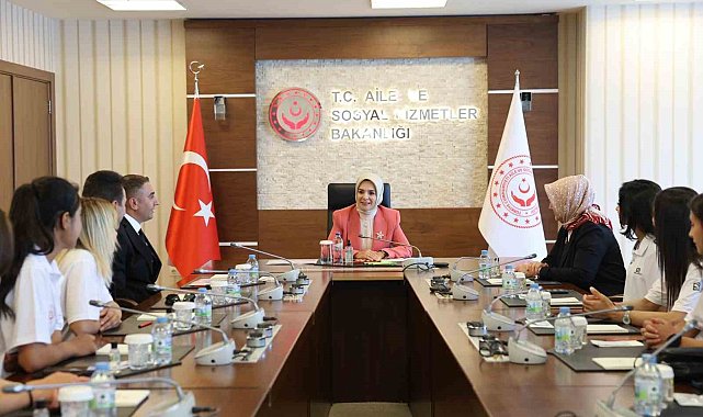 Bakan Göktaş, Hakkarili ve Ağrılı kadın futbolcularla bir araya geldi