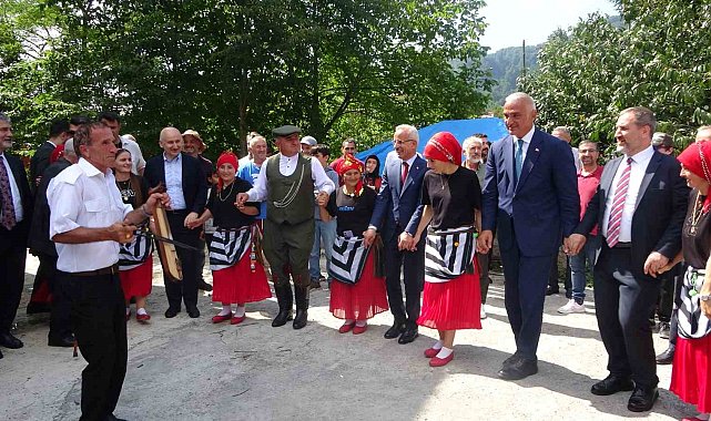 Bakanlar Uraloğlu ve Ersoy, Trabzon'daki turizm noktalarını inceledi, vatandaşlarla horon oynadı