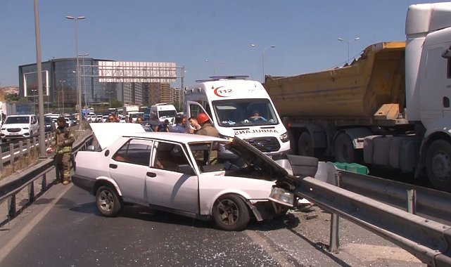 Bakırköy'de araç bariyerlere ok gibi saplandı: 2 yaralı