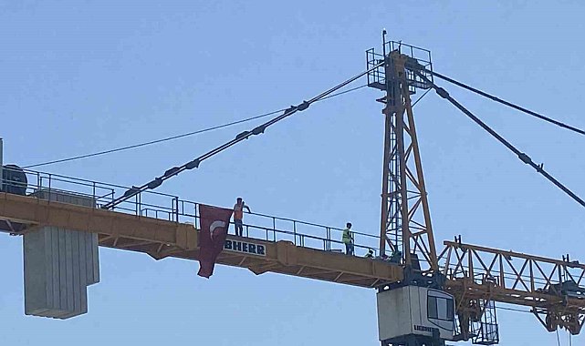 Bakırköy'de metro inşaatında paralarını alamayan işçiler kuleye çıkıp eylem yaptı
