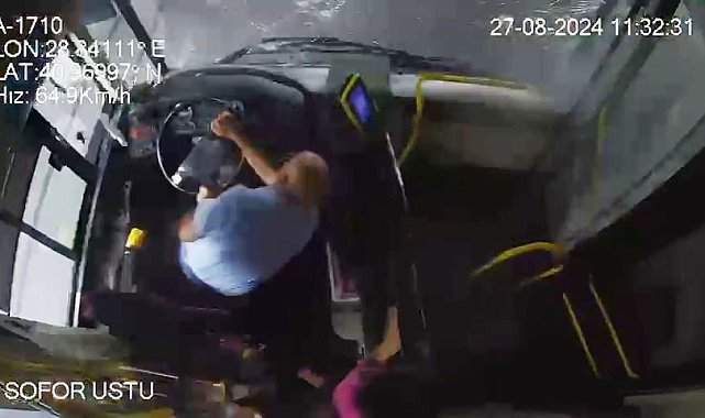 Bakırköy&#039;de tırın devrilme anı otobüs kamerasında