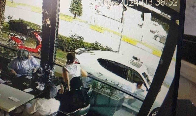 Balıkesir'de kafede oturan kadının çantasını soğukkanlılıkla çaldı