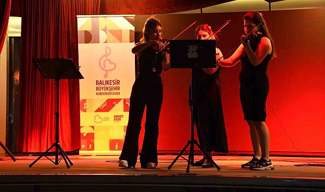 Balıkesir'in dört bir yanında konser coşkusu yaşandı