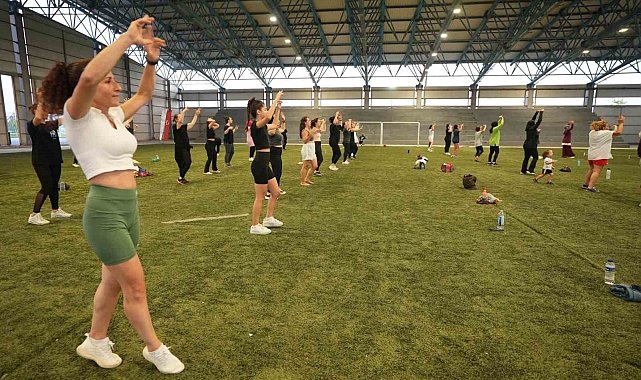 Balıkesirli kadınlar stresini zumba ile atıyor
