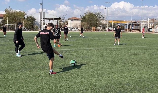 Bandırma'da geleceğin kadın futbolcuları seçmelerde ter döktü