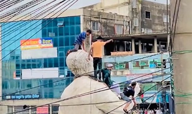 Bangaladeş'te halkın öfkesi dinmek bilmiyor: Mucibur Rahman heykelleri bir bir yıkılıyor