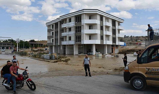 Baraj sulama borusu patladı, su dağı oluştu