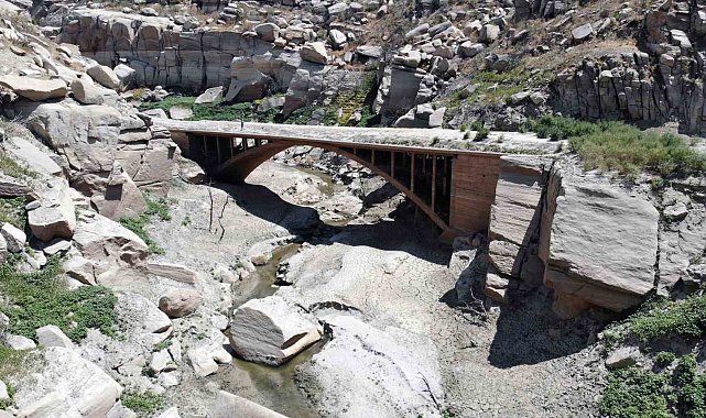 Baraj suyu çekildi, 100 yıllık köprü ortaya çıktı