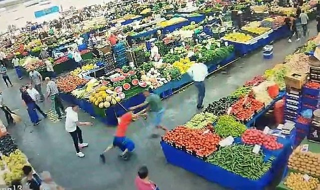 Başakşehir'de pazarcıların yer işgali kavgası kamerada