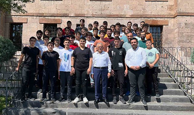 Başkan Büyükkılıç; Talas Gençlik Merkezi'nde öğrencilerle buluştu