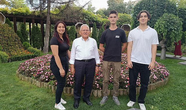 Başkan Büyükkılıç'tan gençlerle keyifli sohbet