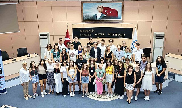 Başkan Çavuşoğlu dünya gençleriyle buluştu
