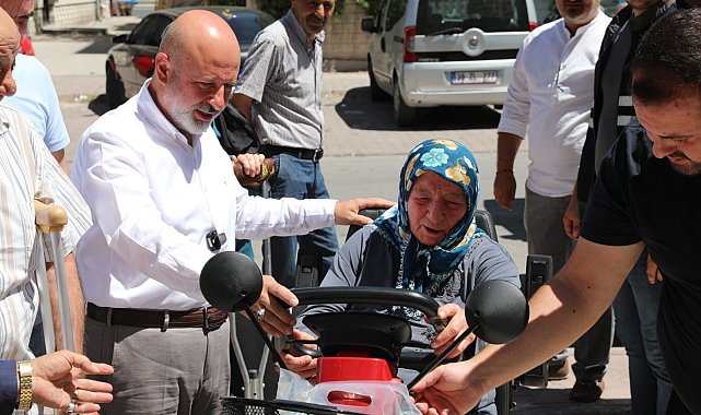 Başkan Çolakbayrakdar, engelli aileye akülü araç hediye etti