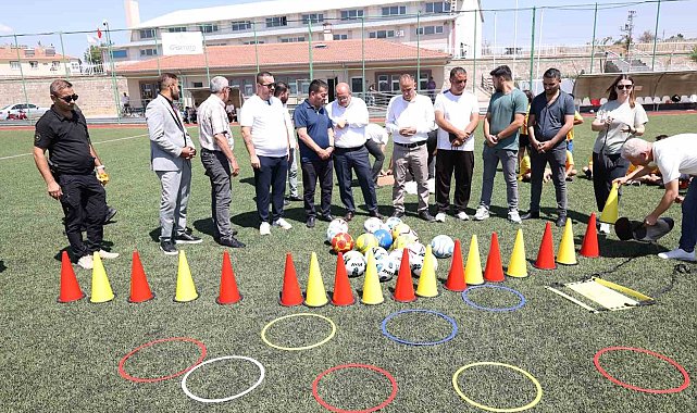 Başkan Metin sözünü tuttu: Çocuklar antrenman malzemelerine ve formalarına kavuştu