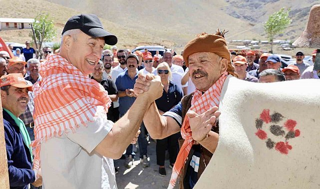 Başkan Özçelik batı yaylalarında vatandaşlarla buluştu