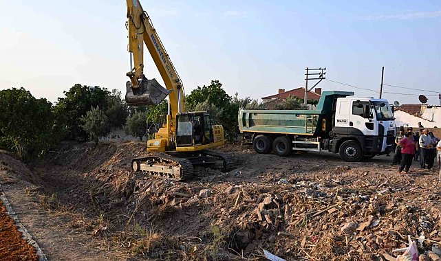 Başkan Zeyrek: "40 yıldır temizlenmeyen dereyi temizliyoruz"