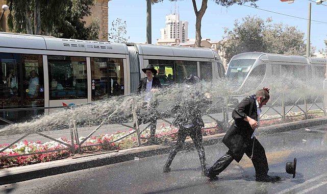 Batı Kudüs'te Haredilerin zorunlu askerlik protestosuna sert müdahale