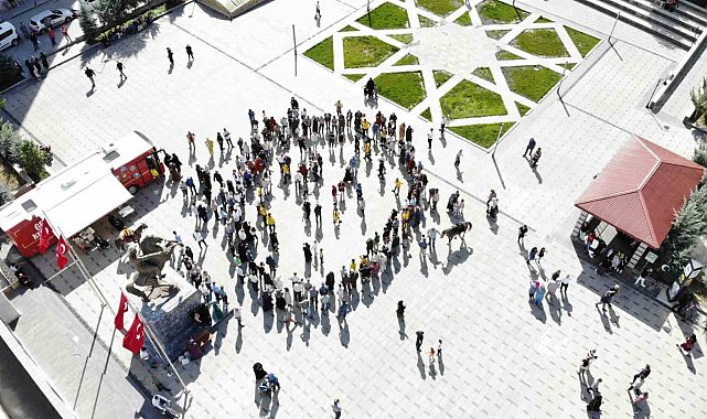 Bayburt'ta davul zurnalı barlı halaylı cirit şampiyonluk kutlaması renkli görüntülere sahne oldu