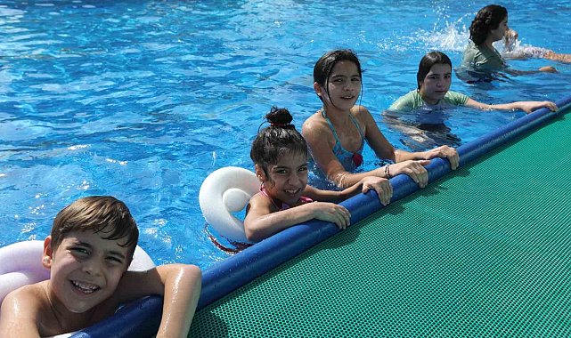 Bayraklı'da 20 çocuk ilk kez havuzla tanıştı