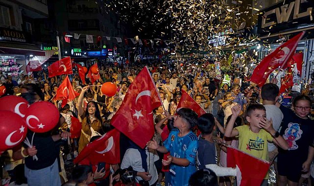 Bayraklı'da Zafer Bayramı coşkusu