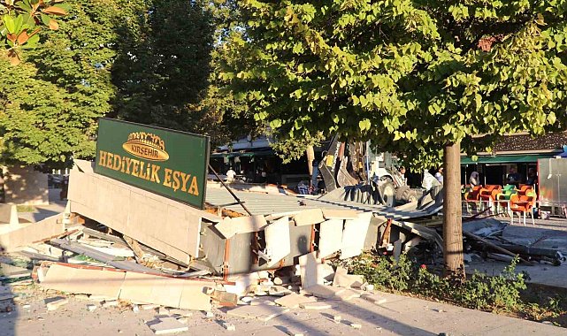 Belediye elektrik ve suyunu verdiği büfeyi 'kaçak' diye yıktı