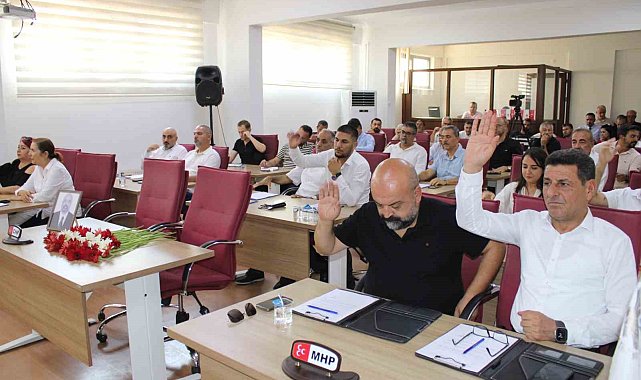 Belediye meclisinden Bolyurt'a karanfilli veda