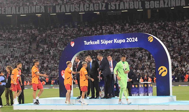 Beşiktaş, Turkcell Süper Kupa&#039;yı düzenlenen törenle aldı
