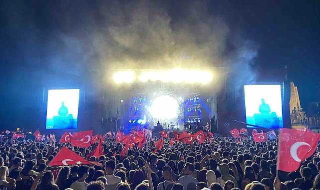 Beşiktaş'ta 30 Ağustos Zafer Bayramı Mabel Matiz konseriyle kutlandı
