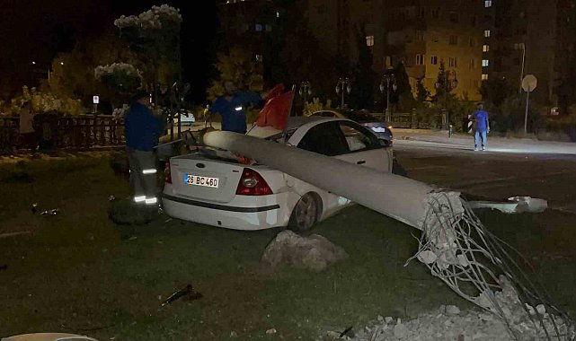 Beton aydınlatma direğine çarpan otomobildeki 3 kişi yaralandı