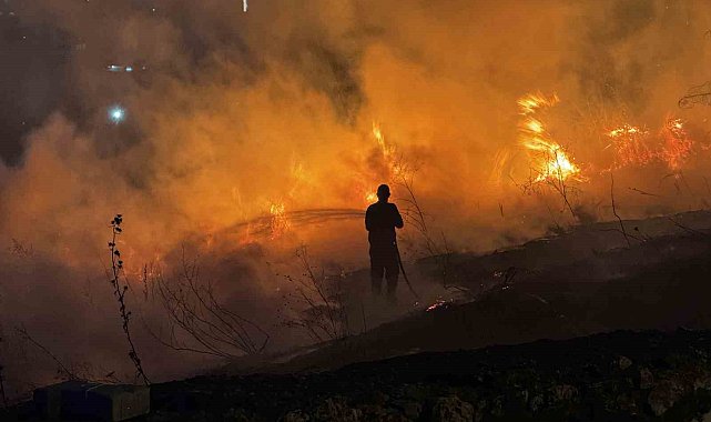 Beylikdüzü'nde caminin bahçesinde korkutan yangın: Alevler metrelerce yükseldi