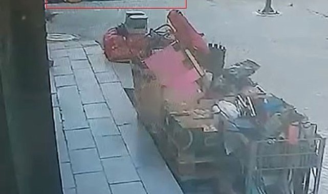 Beylikdüzü'nde kaldırımda oturan çocuklara araç çarptı: 1'i ağır 3 çocuk yaralandı