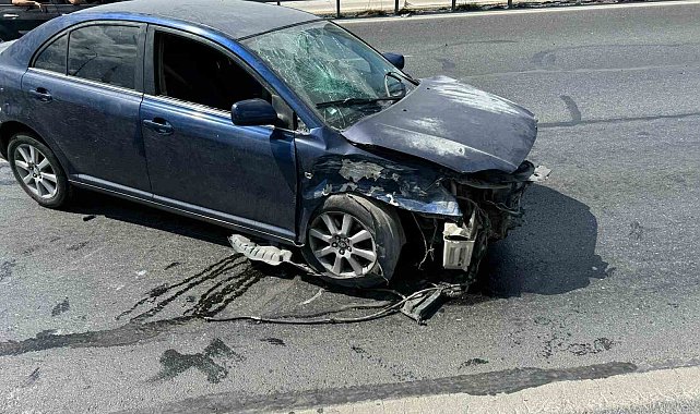 Beylikdüzü'nde makas atarak ilerleyen sürücü iki otomobile çarparak kaza yapınca aracını bırakıp kaçtı